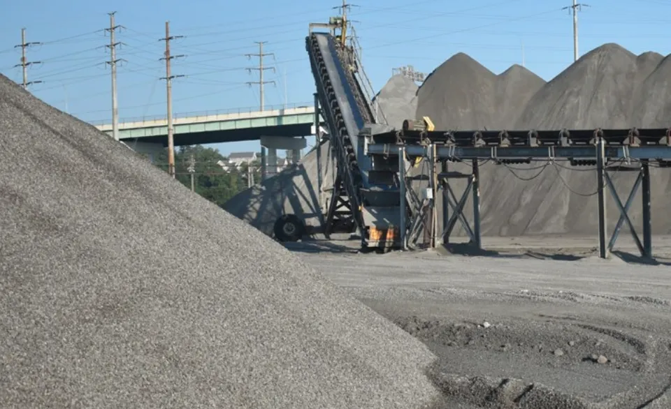 outdoor at the Duquesne plant with pile and conveyor